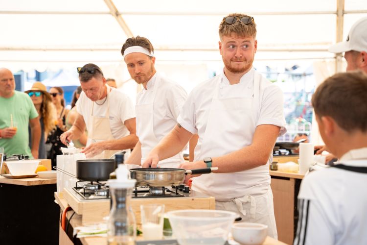 Careys Manor Chefs with Cook Off Winner Lou Chapman alongside Chris Bavin and Jen Williams 750x500